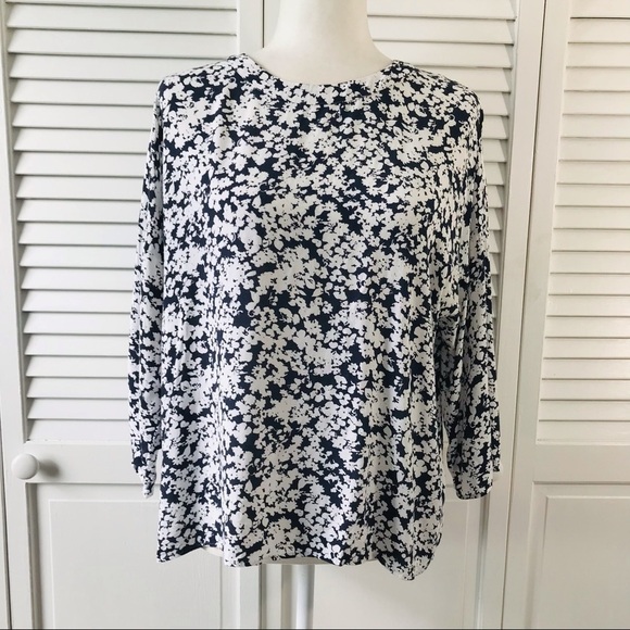 3/$25 UNIQLO Black White Floral Top Size Medium - Picture 1 of 11